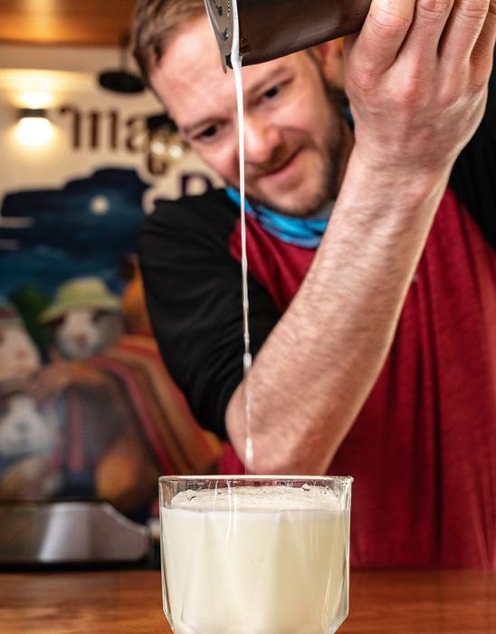 Bartender preparando un pisco sour
