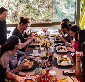 Grupo de personas almorzando comida peruana