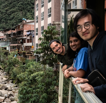 Personas apreciando el rio desde nuestro balcon